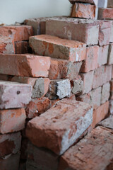 Stapel mit gebrauchten Ziegelsteinen
