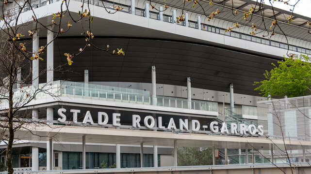 Paris, France - 18 mars 2024: Entr&eacute;e du stade de tennis Roland-Garros avec le court central &agrave; l'arri&egrave;re-plan. Le stade Roland-Garros accueille tous les ans les Internationaux de France de tennis