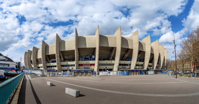 Paris, France - 18 mars 2024: Vue ext&eacute;rieure panoramique du Parc des Princes, stade fran&ccedil;ais h&eacute;bergeant le club de football du Paris Saint-Germain (PSG)