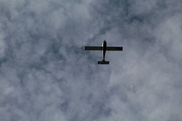 silhouette d'avion dans le ciel vue du sol