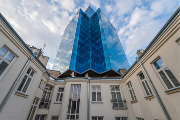 Kamienica  Natana Morgensterna na ulicy Henryka Sienkiewicza w centrum Warszawy na tle nowoczesnego niebieskiego biurowca. © smoku7979