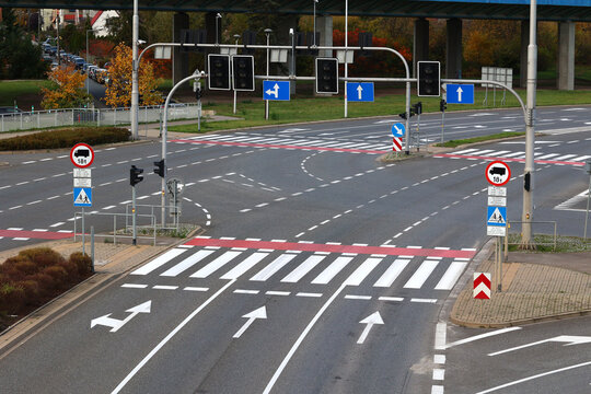 Asfaltowa ulica w mieście z pasami ruchu i znakami. 
Ruch drogowy.