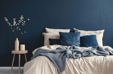 Quarto com parede azul, com roupas de cama branca e azul