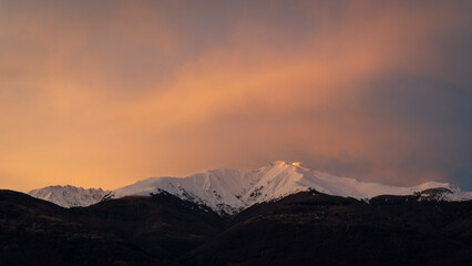 Light describe the shape of the snow capped mountain - 761815486