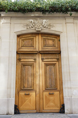 Old ornate door in Paris - typical old apartment buildiing. - 761822647