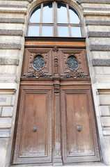 Old ornate door in Paris - typical old apartment buildiing. - 761829692