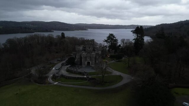 Wray Castle is a Victorian neo-gothic castle. Build right on the Windemere Lake, in the Lake District. Several episodes of Outlanders were filmed here. 