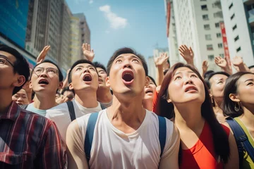 Photo sur Aluminium Pékin Crowd of people looking up shocked