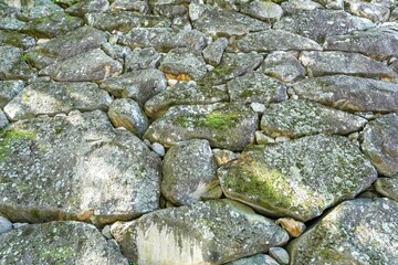 古い時代の野面積みの石垣の情景
