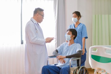 Obraz premium Doctor checking blood pressure to a patient. The doctor is inserting a device into the arm to measure blood pressure for a physical examination.