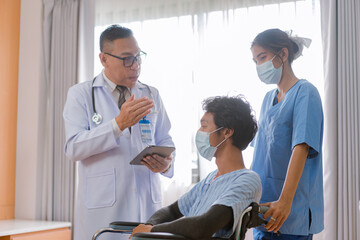 Obraz premium Doctor checking blood pressure to a patient. The doctor is inserting a device into the arm to measure blood pressure for a physical examination.