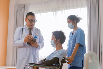 Obraz premium Doctor checking blood pressure to a patient. The doctor is inserting a device into the arm to measure blood pressure for a physical examination.