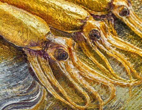 Pintura abstracta y arte de texturas inspiradas en un calamar dorado.