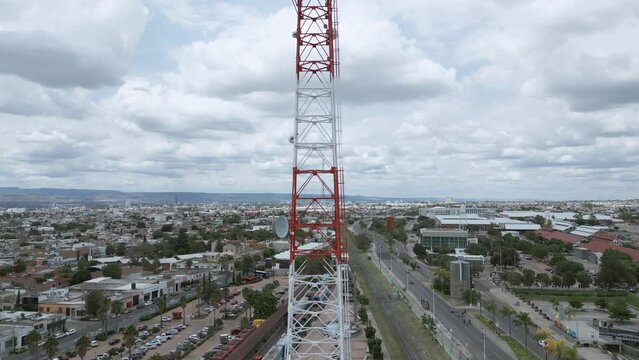 Alejamiento (dolly out) de la antena de radio con la ciudad al fondo. Aguascalientes, M&eacute;xico.