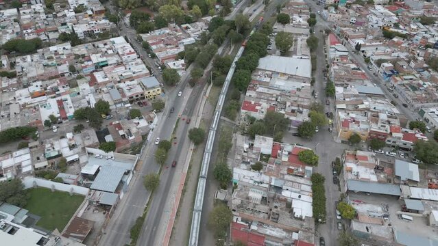 Vista a&eacute;rea de seguimiento a tren de carga. En Aguascalientes.