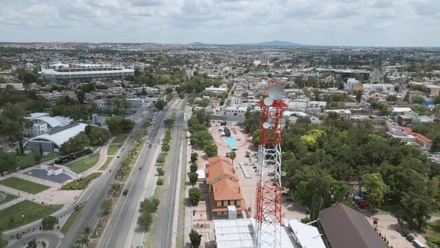 Vista panor&aacute;mica de antena satelital, ciudad y plaza en Aguascalientes, M&eacute;xico.