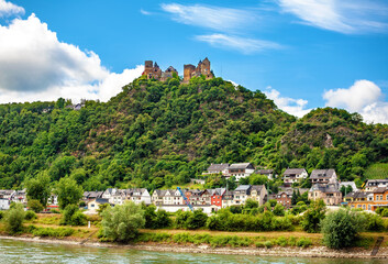 Castle Schonburg, Oberwesel, Rhine-Palatinate, Germany, Europe. - obrazy, fototapety, plakaty