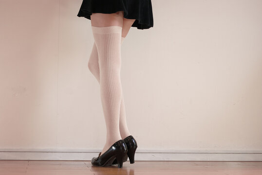白い長靴下の細くてきれいな女性の脚
