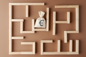 Euro Bag in Wooden Maze