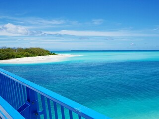 ニューカレドニアのウベア島のムリ橋から見た海