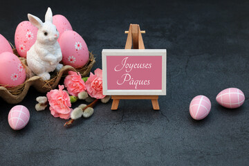 Carte de Pâques Joyeuses Pâques : fleurs et œufs de Pâques avec le texte Joyeuses Pâques.