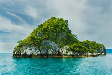 Rugzak tropical island in the sea © HussainNawaz