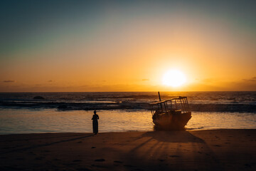 Sonnenuntergang mit Fischerboot - stimmungsvoll 