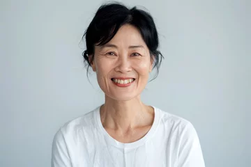 Foto op Canvas 짧은 머리에 흰 티셔츠를 입고 미소 짓는 50대 한국인 여성 © © Ai Factory