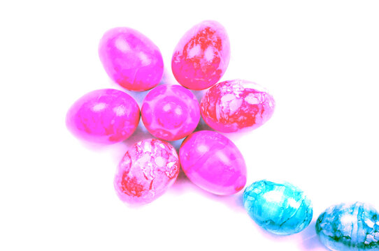 Osterbild: Hintergrundbild mit Blume aus gef&auml;rbten Eiern