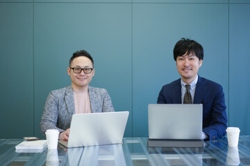 オフィスで仕事をする男性二人