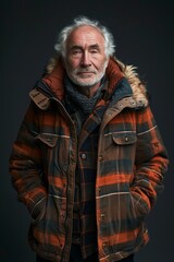 Obraz premium Elderly man smiling at camera. A close-up portrait of an elderly, man with a warm smile, wearing fashionable clothes.