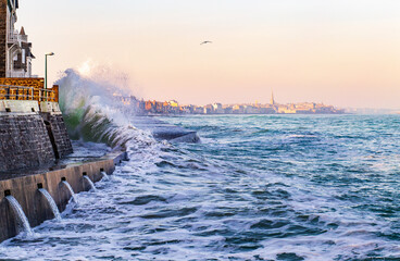 Agitated sea during high tides in Saint-Malo - obrazy, fototapety, plakaty