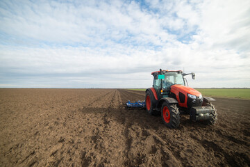 Obraz premium Tractor working in the field