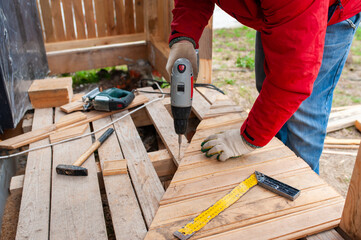 Worker sawing boards for construction - 762259022