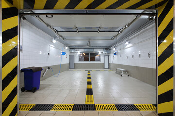 Empty clean car wash room with drainage device and high-pressure apparatus