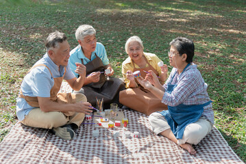 Elderly men and women doing activities in the park Use a paintbrush to paint pottery. learn art To treat depression The concept of depression in the elderly