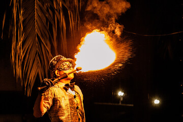 Hombre lanzando fuego 