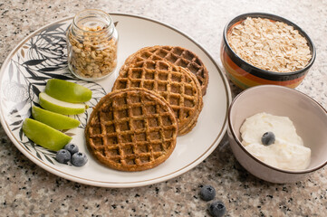Desayuno con crepes y fruta