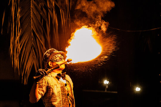 Hombre lanzando fuego 