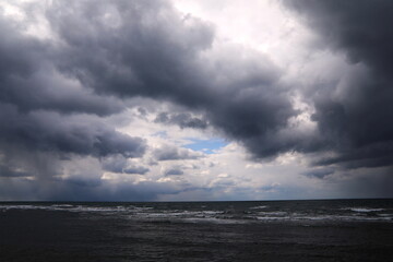 黒い雲に覆われる日本海 - obrazy, fototapety, plakaty