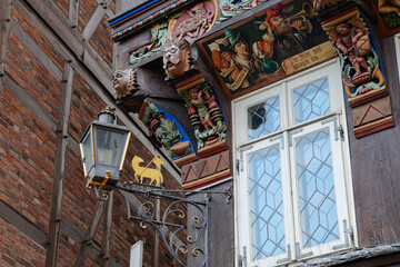 Kunstvolle Details  mit Ausleger am  historischem Knochenhauer Amtshaus am historischen Marktlatz...