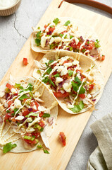 Tabla de tacos con salsa