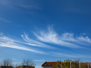 Cirrus oder Zirrus - eine reine Eiswolke vor blauem Himmel