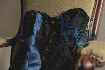 Lingerie pour femme, corset, cravate et masque. Ensemble Sexy. Idéal couverture livre romance