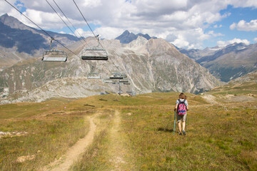 randonneuse en haute montagne dans les Alpes en savoie dans le massif de la Tarentaise, le parc de...