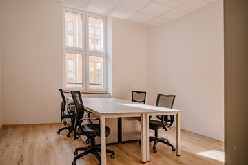 Małe pomieszczenie biurowe