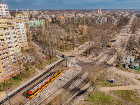 Tramwaj jadący nowym torowiskiem