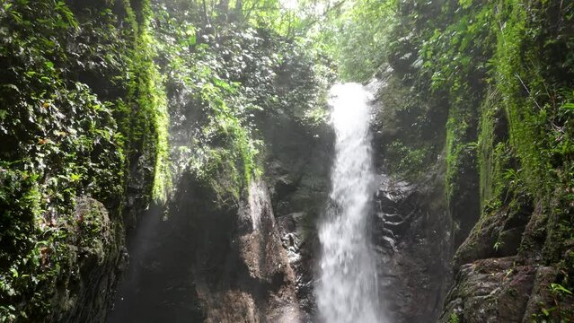 Bellas cascadas ocultas entre monta&ntilde;as, aguas turquesas rodeadas de frondosa vegetaci&oacute;n en la comarca Ng&auml;be-Bugl&eacute; de Panam&aacute;.