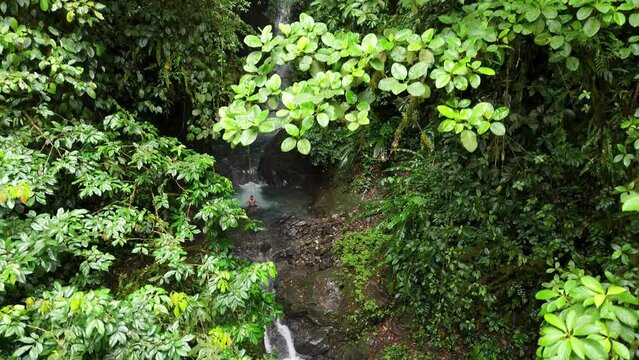 Espectacular vista aérea revela cautivadoras cascadas escondidas entre las montañas, con aguas turquesas y exuberante vegetación en la comarca Ngäbe-Buglé.