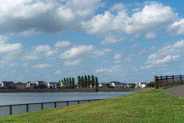 真夏の青空の下の越谷市風景